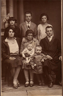 En haut à droite Faygué Moysh Regine Ydel  Grand mère Rosa Lea _ Enfants  Shlomé et Nathan